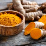 La curcuma, o Curcuma longa, è una spezia dalle proprietà antiossidanti e antinfiammatorie.