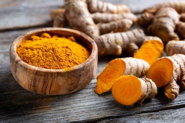 La curcuma, o Curcuma longa, è una spezia dalle proprietà antiossidanti e antinfiammatorie.