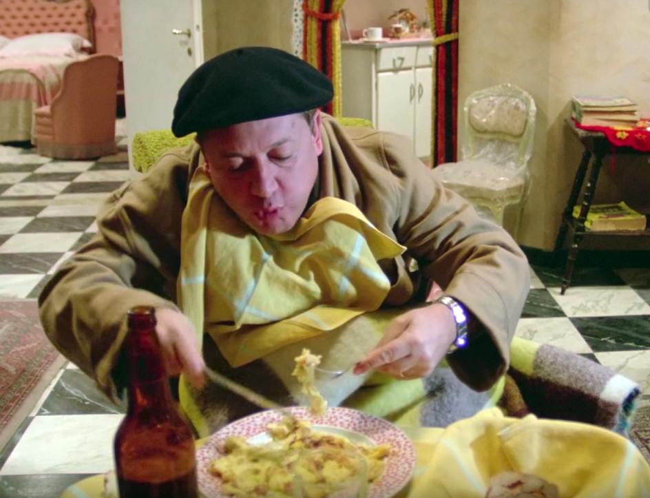 Fantozzi di fronte al suo piatto preferito, ma si può mangiare tanto senza ingrassare?