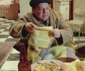 Fantozzi alle prese col suo piatto preferito, la famosa frittatona di cipolle