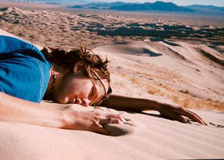 Un uomo perso nel deserto, in condizioni critiche l'uomo puo' resistere diversi giorni senza mangiare ma...