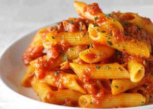 Un bel piatto di penne all'arrabbiata